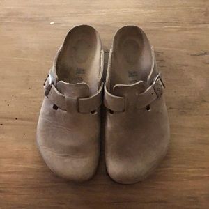 Tan oiled leather Boston Birkenstock clogs